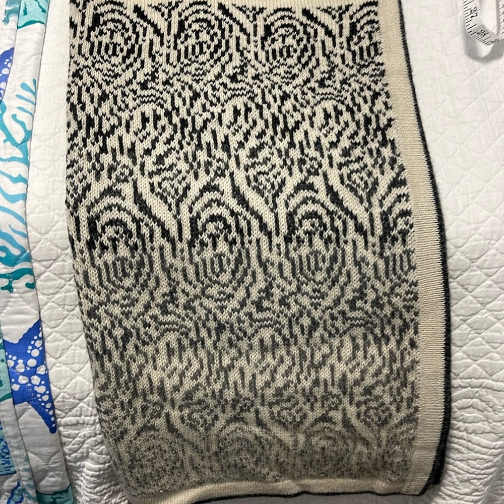 High Quality Black & Cream Wrap Beautiful
